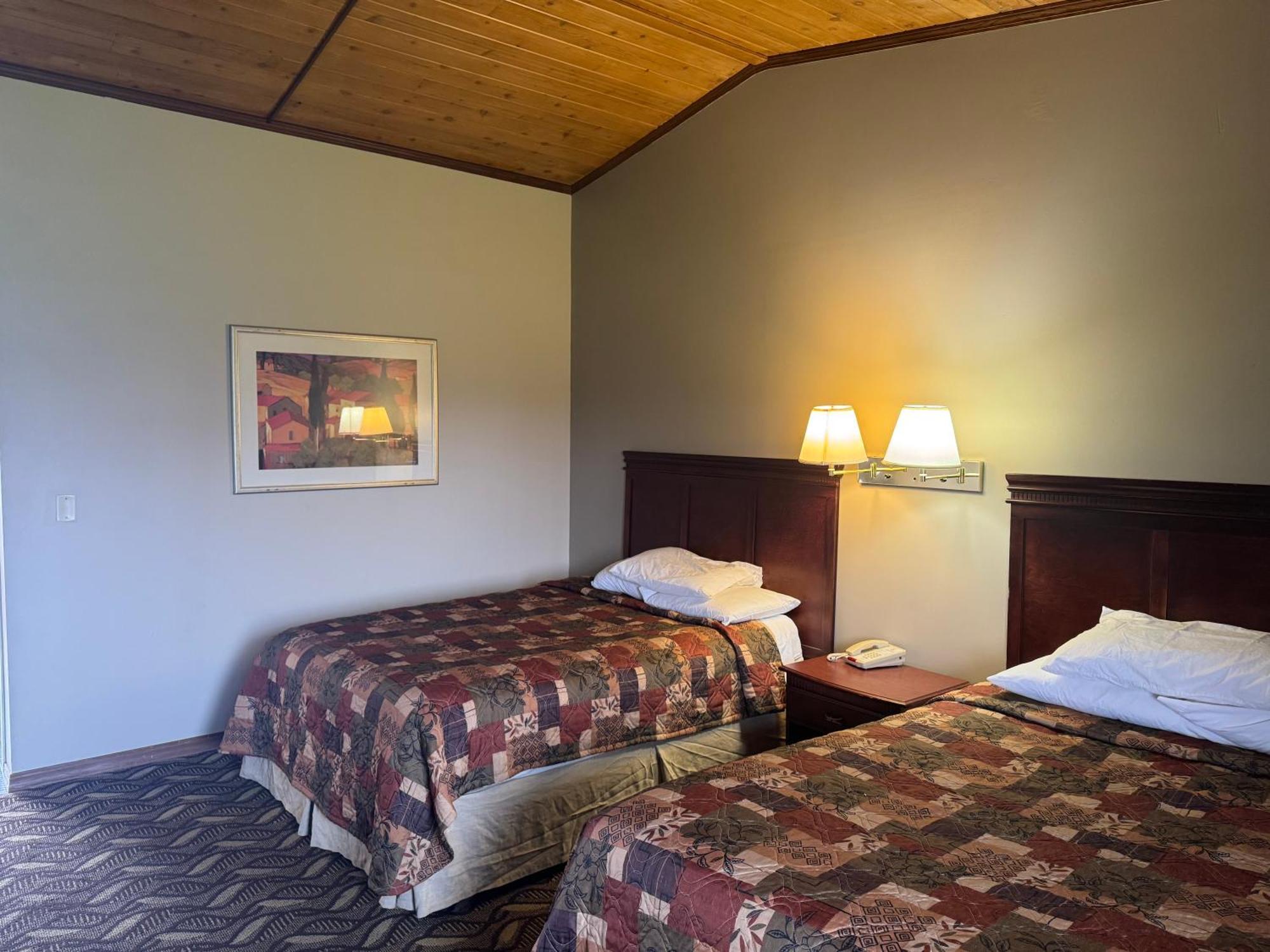 Town & Country Motel Clinton Exterior photo